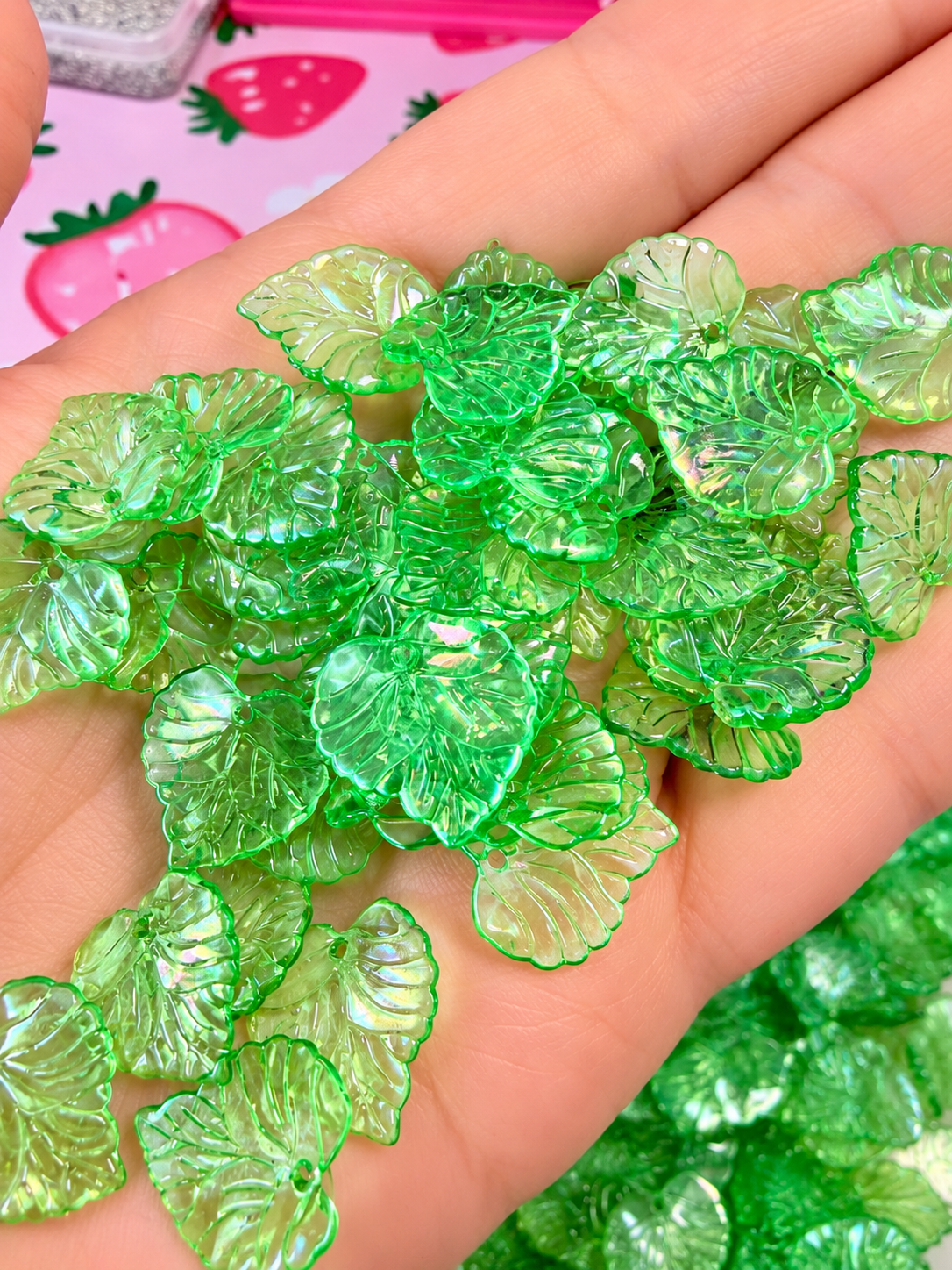 Acrylic Leaf Beads/Pendants in Medium Green