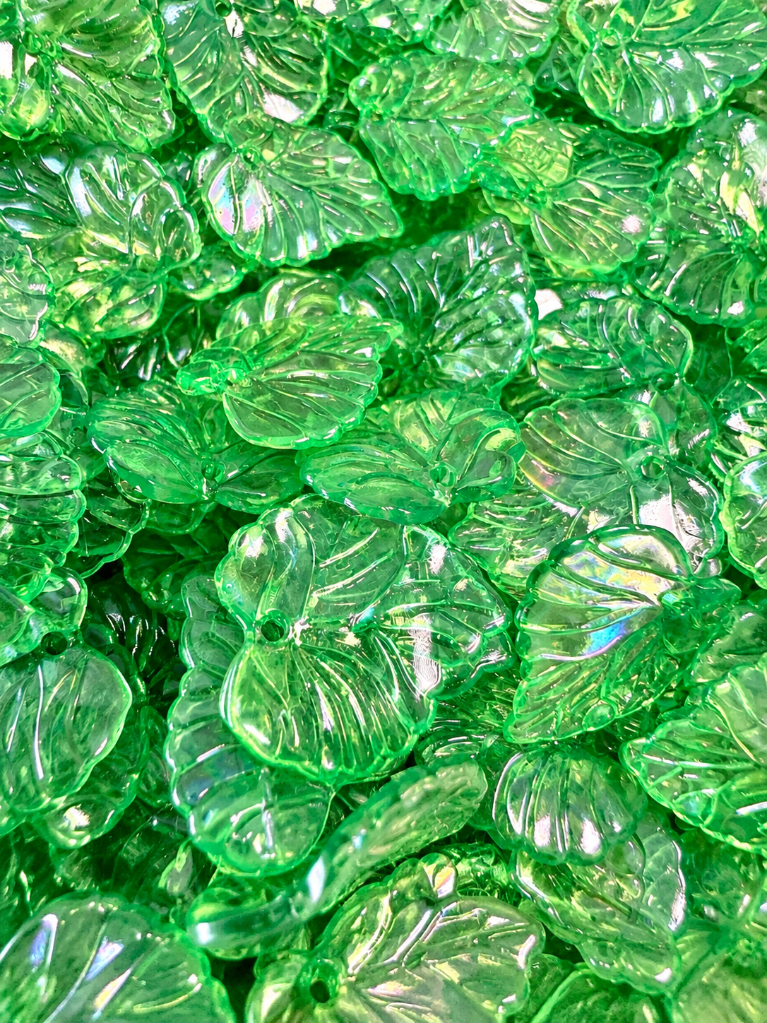 Acrylic Leaf Beads/Pendants in Medium Green